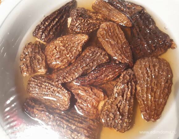 Замочите сморчки в воде с коньяком (а лучше с коньячным ликером) и оставьте в холодильнике на 6 часов минимум. Можно на ночь.