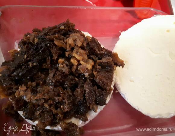 Разрежьте камамбер вдоль, выложите в середину измельченные сморчки с остатками соуса, накройте второй половинкой и поставьте в разогретую до 150°C духовку на 10 минут.