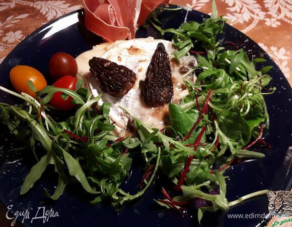 Подавайте с салатом или руколой. На гарнир хорошо подойдет картофель.