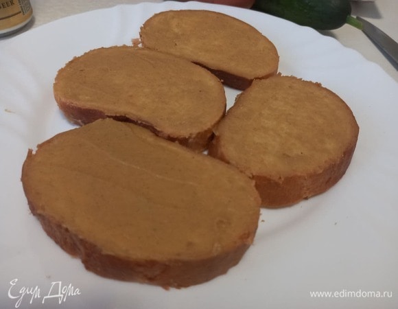 Кусочки хлеба при желании предварительно обжарить, можно взять любой хлеб по вашему вкусу. Каждый кусочек смазать горчицей. Так как она у меня достаточно острая, слой не очень толстый.