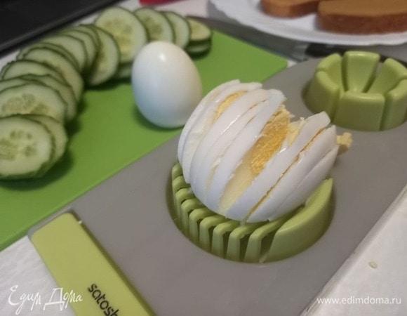 Отваренные остывшие яйца очистить от скорлупы, нарезать тонкими слайсами.