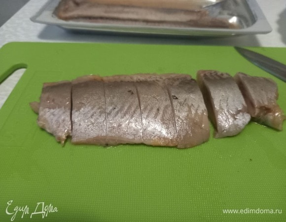 Сельдь разрезать на сегменты, если у вас, как и у меня, филе.