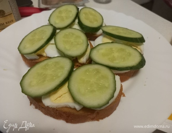 Поверх яиц выкладываем слайсы огурца.