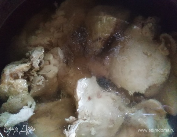 Курицу отварить в подсоленной воде до готовности.