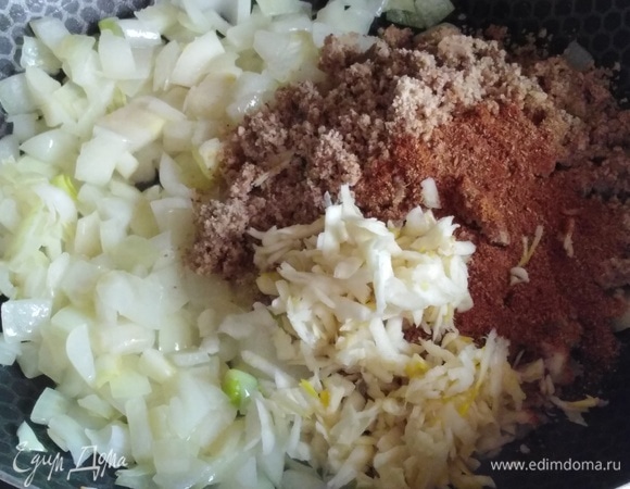 Лук обжарить на растительном масле до прозрачности. Добавить перемолотые в кофемолке грецкие орехи, натертый на терке чеснок, кориандр, сладкий перец и острый перец. Обжарить в течение 2 минут.