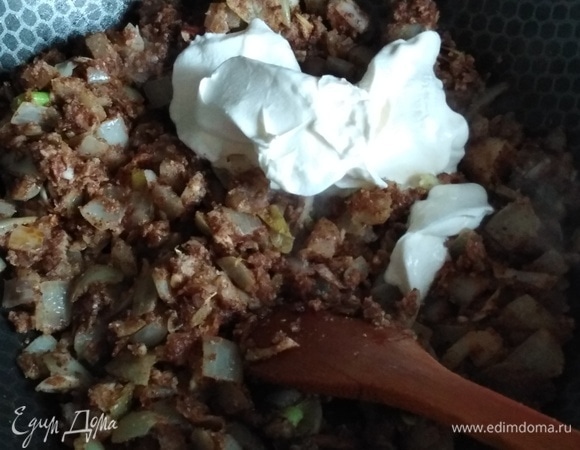 Добавить сметану. Жарить еще пару минут.