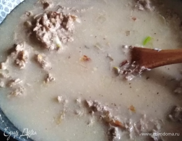 Влить литр бульона. Прокипятить 2–3 минуты.