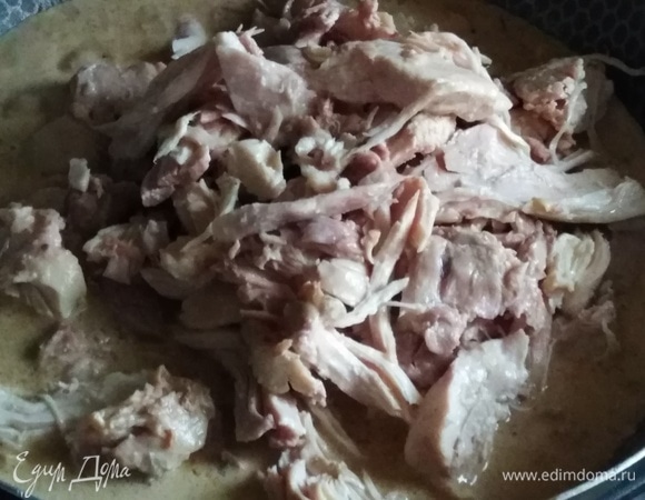 Добавить куриное мясо. Довести до кипения. Заправить зеленью.