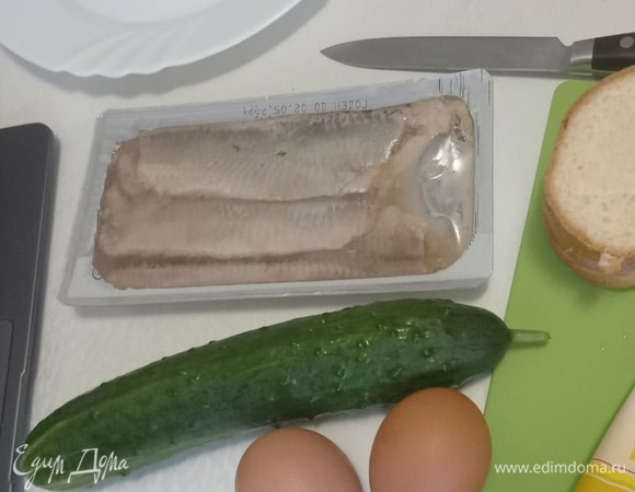 Подготовим ингредиенты. Сельдь у меня в собственном соку, но можно взять и в масле. Огурец помыть, яйца отварить в течение 10 минут, остудить под холодной водой.