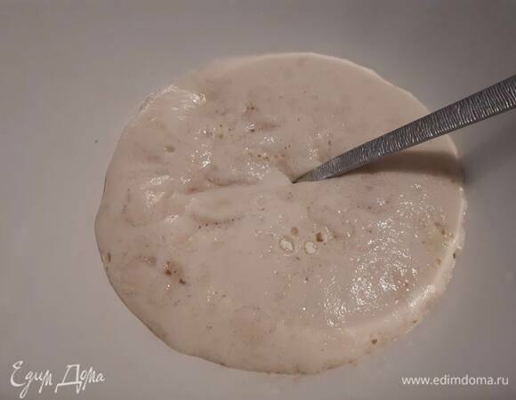 Подогрейте молоко (или воду), всыпьте муку и сахар, добавьте дрожжи, перемешайте и оставьте подниматься на 10 минут.