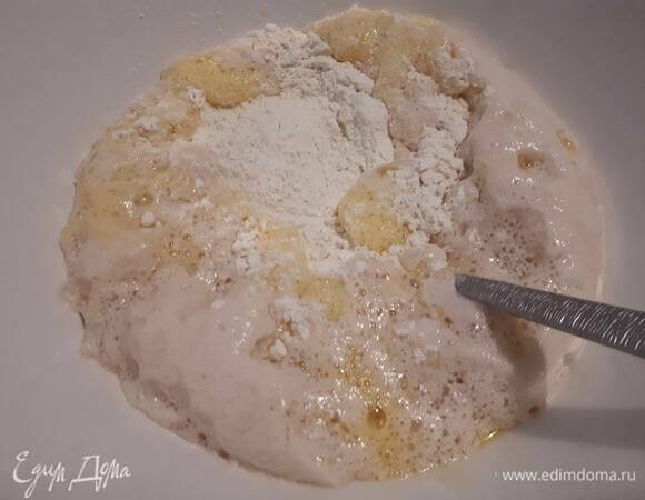 Взбейте яйца с солью, затем влейте масло и дрожжи.