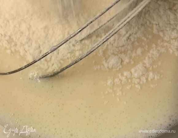 Просейте муку. Замесите тесто без комочков, накройте пищевой пленкой и поставьте в холодильник на ночь (или минимум на 1 час).