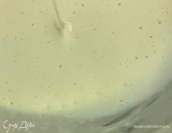 Достаньте тесто из холодильника, дайте постоять 30 минут при комнатной температуре, затем перемешайте до однородности.