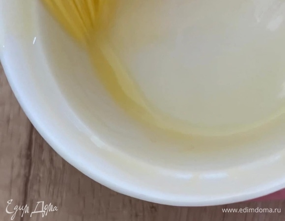 Каждую формочку хорошо смажьте растопленным сливочным маслом.