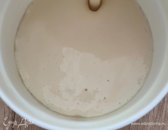 Заполните формочки тестом наполовину.