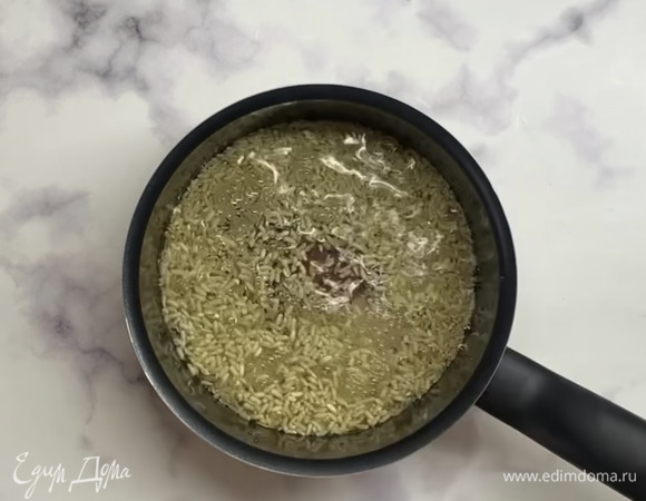 Бурый рис заливаем водой в пропорции 1:2 и варим на медленном огне под крышкой 20–25 минут.