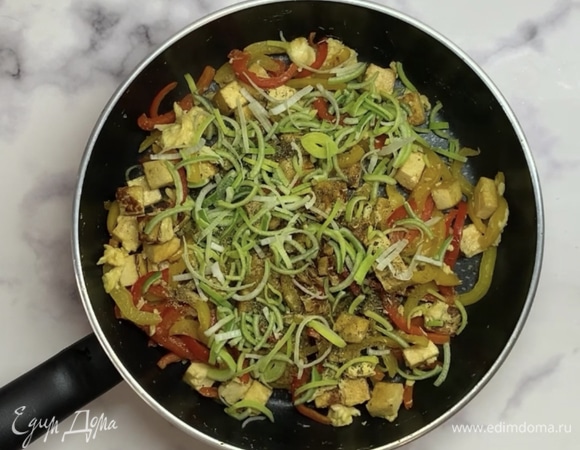 Взбиваем яйцо, вливаем и быстро перемешиваем (можно обойтись и без яиц, тоже вкусно). Возвращаем чеснок, добавляем специи: молотый имбирь, черный перец, соль.