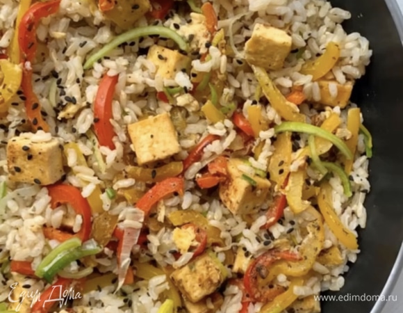 Готовый рис перекладываем к тофу с овощами и перемешиваем. Украшаем луком-пореем и кунжутом. Приятного аппетита!