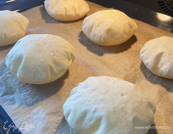 Выпекать 7–8 минут. Примерно через 4–5 минут тесто начнет надуваться, как шарик. Долго не держите, иначе высохнет тесто. Достать из духовки, накрыть полотенцем, остудить. Приятного аппетита!