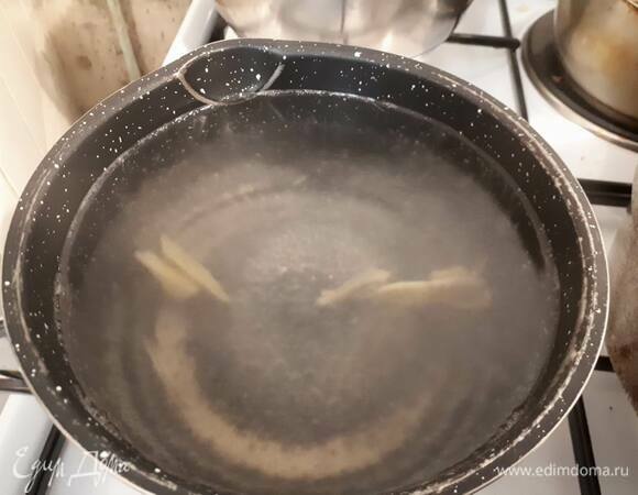 Отрежьте от корня имбиря 2–3 пластинки и опустите их в кипящую воду. Проварите 5 минут.