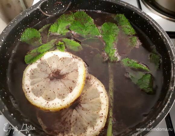 Затем добавьте 2 ломтика лимона, мяту и ложку сумаха с горкой. Проварите еще 5 минут. Затем добавьте сахар, доведите до кипения и снимите с огня.