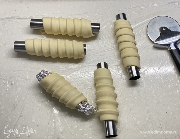 Если нет трубочек, их можно изготовить самостоятельно из фольги (как на фото). Выпекаем около 30 минут при 180°C.