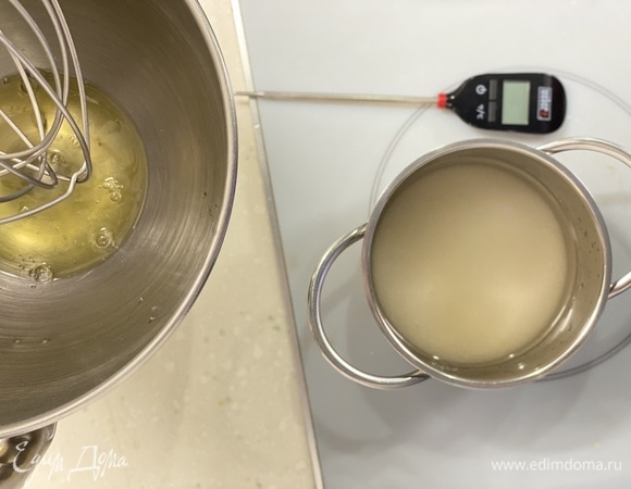 Белки влить в чашу миксера. Сахар и воду объединить в сотейнике и поставить нагреваться.