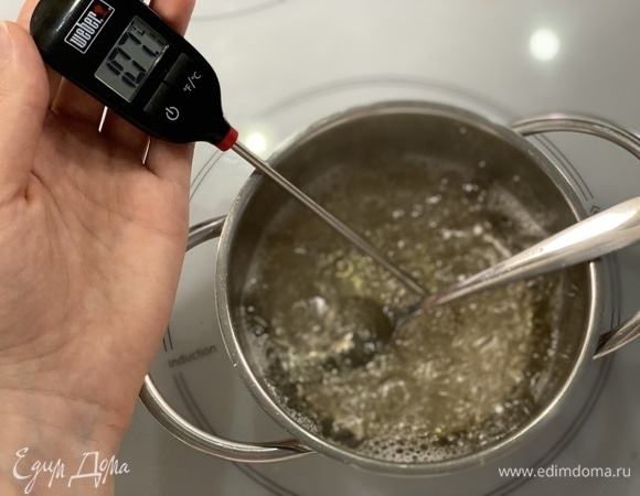 Когда температура достигнет примерно 107°C, начинаем взбивать белки. Сироп же продолжаем греть до 121°C. Если нет термометра, то греем до пробы на шарик (капаем капельку сиропа в воду, если из него можно сформировать шарик — готово).