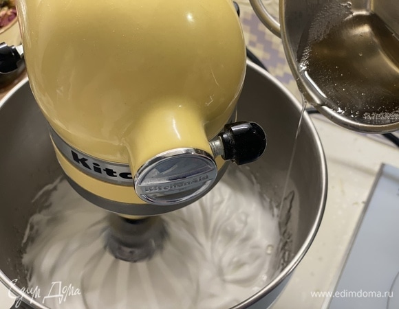 Аккуратно тонкой струйкой вливаем сироп во взбитые белки. Увеличиваем скорость и взбиваем до гладкой пышной массы.