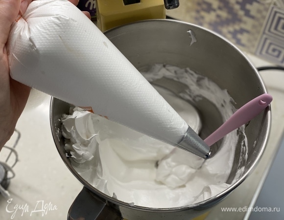 Переложить крем в кондитерский мешок и начинить им готовые трубочки.