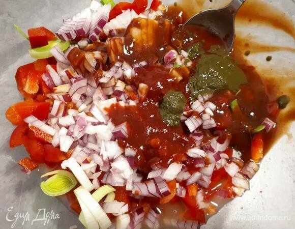 Нарежьте овощи, влейте ананасовый сок, мед, пюре чили и соус барбекю, посолите и перемешайте.