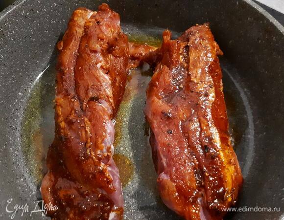 Смешайте оливковое мало со специями и перемешайте. Затем натрите мясо и обжарьте со всех сторон до золотистой корочки.