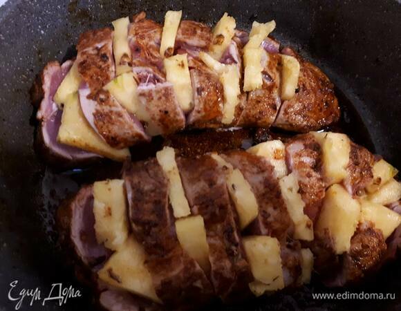 Надрежьте филе примерно на 3/4 толщины и вставьте в надрезы кусочки ананаса.