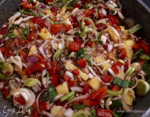 Переложите мясо обратно в сковородку, добавьте овощную смесь, накройте крышкой и тушите 45 минут на среднем огне.