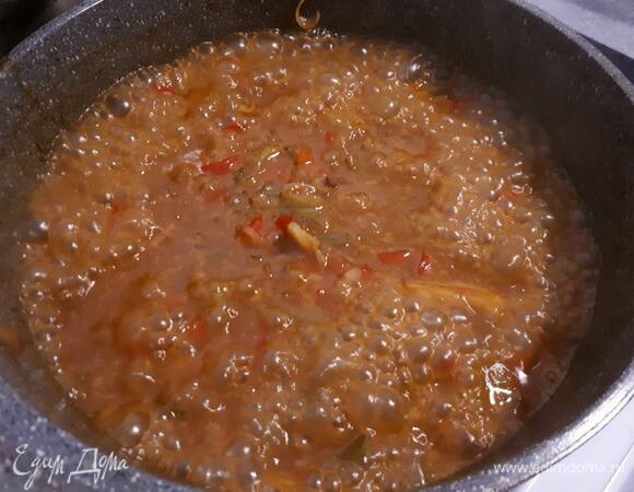 Выньте мясо, прибавьте огонь и выпарите жидкость, чтобы овощи карамелизировались.