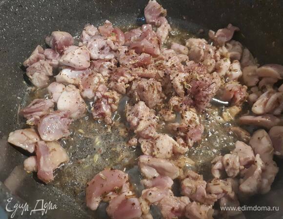 Обжарьте курицу на кунжутном масле с молотыми специями до готовности. Затем добавьте раздавленный чеснок и тертый имбирь и прожарьте еще пару минут.