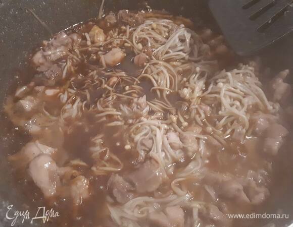 Смешайте воду, соевый соус, сахар и крахмал. Влейте в сковородку, хорошо перемешайте и прогрейте до загустения.