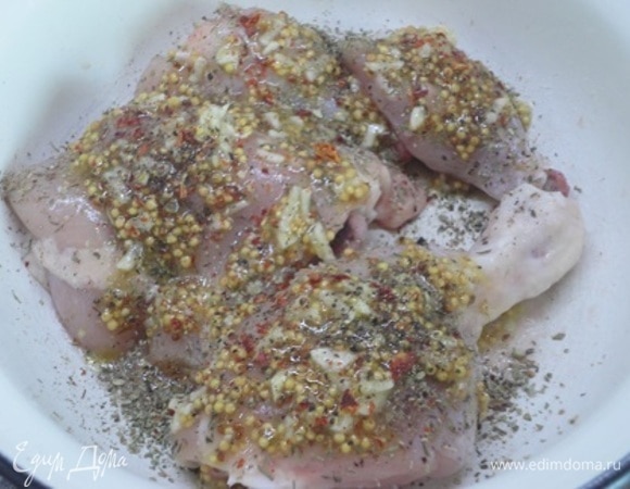 Перемешать все ингредиенты маринада. Острым ножом сделать несколько глубоких надрезов на бедрах. Смазать курицу маринадом и оставить мариноваться на 4–8 часов.