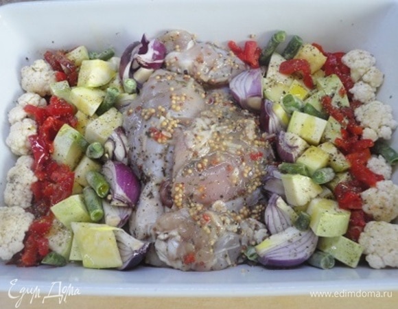 Выложить курицу на противень вместе с маринадом и запекать 40–45 минут при 200°C, периодически поливая выделившимся соком. Если решили запекать с овощами, то понадобится соответствующая форма. Выложите в нее курицу, а вокруг нее — любимые овощи, слегка посолите их, также посыпьте прованскими травами и сбрызните оливковым маслом.