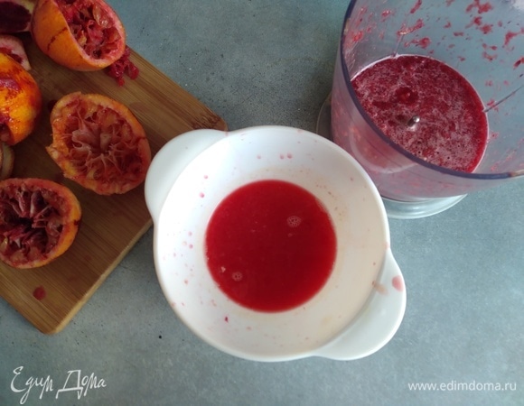 Апельсины вымыть. С двух снять цедру и выжать сок. Нам нужно 80 мл сока. Один почистить от кожуры и косточек и измельчить блендером.