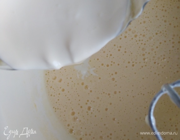 Взбить яйца с сахаром 3–4 минуты (ручным миксером). Влить сливки и еще немного взбить.