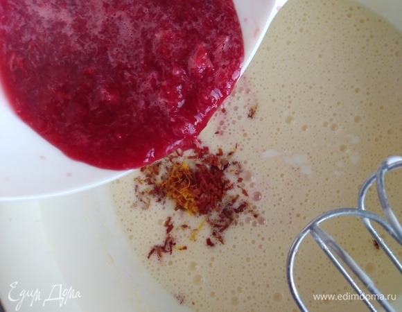 Добавить сок, цедру, пюре из апельсина и перемешать.