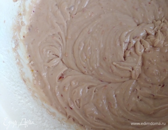 Муку соединить с разрыхлителем. Всыпать в миску и перемешать миксером до однородности.