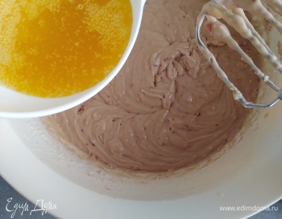 Влить масло, соединить миксером.