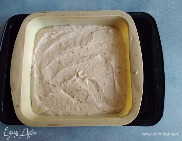 Перелить тесто в форму. У меня силиконовая размером 20 х 20 см. Я ничем не смазываю.