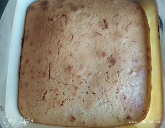 Выпекать в заранее разогретой до 180°C духовке 25–30 минут до сухой палочки. Остудить.