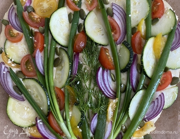 Рецепт рассчитан на 1 шт. диаметром 20 см. Дрожжи развести в воде, добавить сахар, перемешать и убрать в тепло на 15 минут до образования пенистой дрожжевой шапочки. Муку просеять в миску, добавить соль, масло, подошедшую опару и замесить однородное тесто. Готовое тесто мягкое, не липнет к рукам. Убрать тесто в тепло для подхода на 1,5 часа.