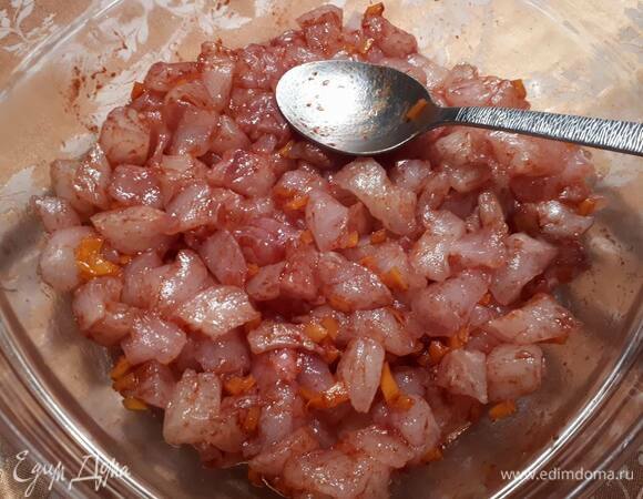 Нарежьте рыбу на небольшие кусочки, посолите и оставьте на 10 минут. Затем добавьте пюре перца чили, свежий перец чили, нарезанный кружками или маленькими кубиками, специи и оставьте еще на 10 минут.