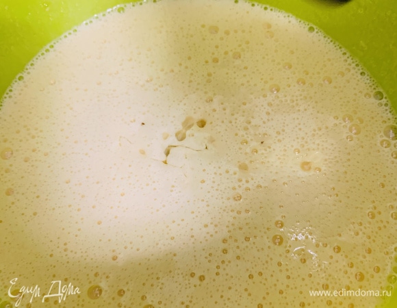 Смешать яйца с сахаром и солью. Взбить до плотной пены.