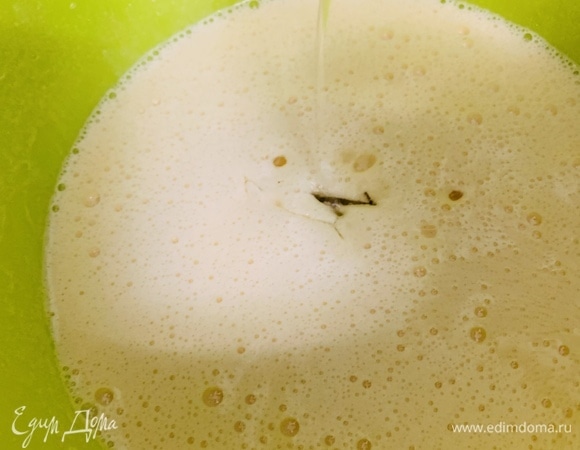 Добавить масло, молоко, сок и цедру половины лимона. Взбить до однородности.